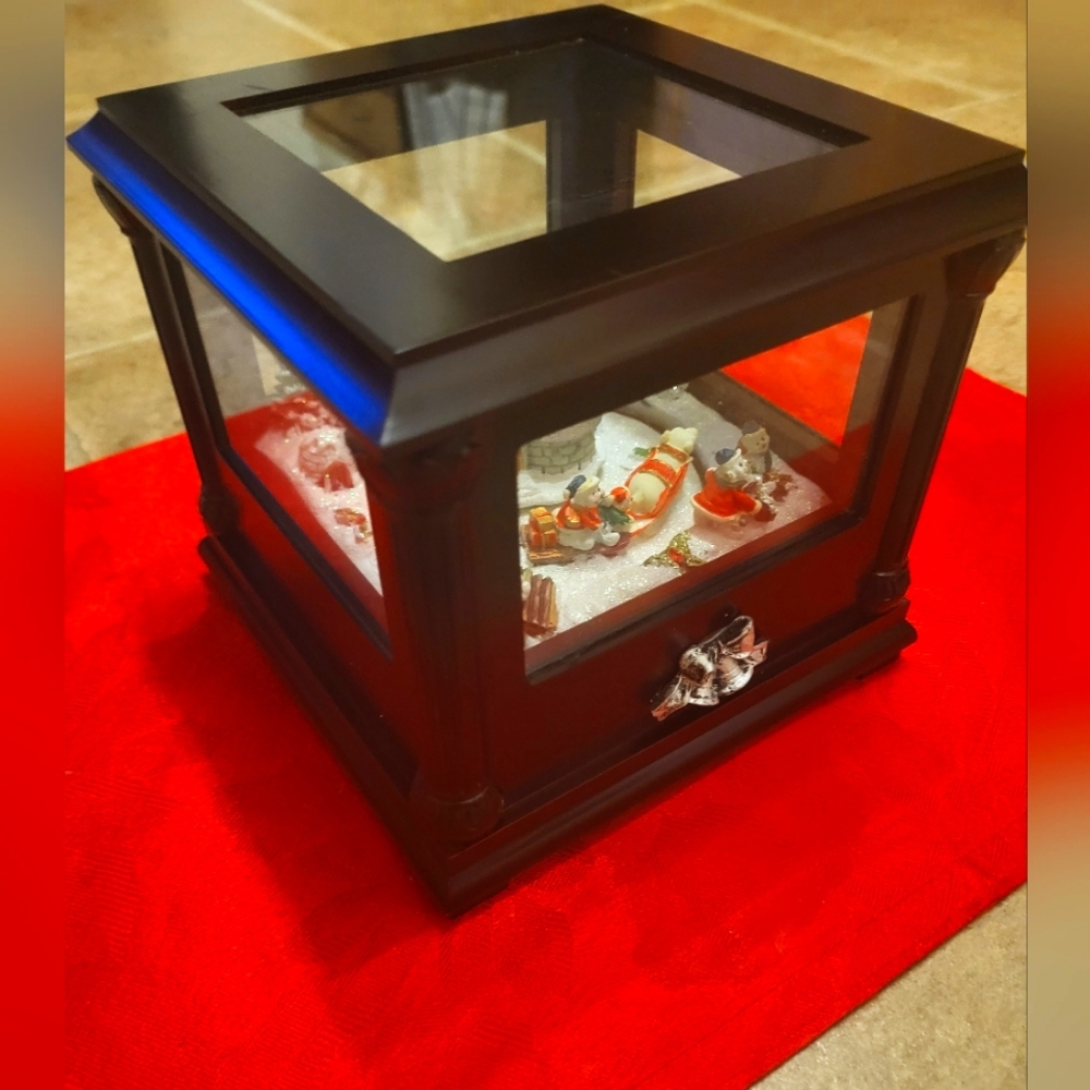 NWOT - CHRISTMAS Music Box Playing Jingle Bells